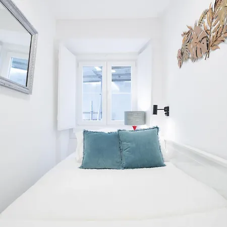 Apartment Cozy And Confy First Floor, Ace Location, 2 Bedrooms *