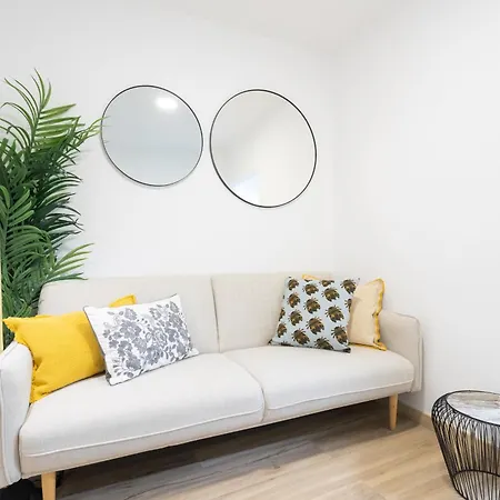 Cozy And Confy First Floor, Ace Location, 2 Bedrooms *